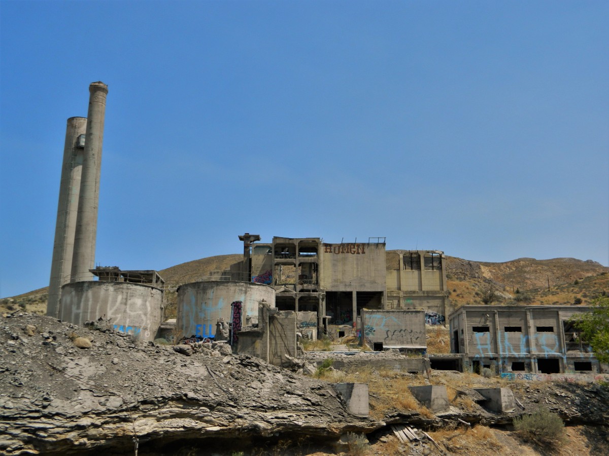 Abandoned Lime cement plant – Traveling the PNW